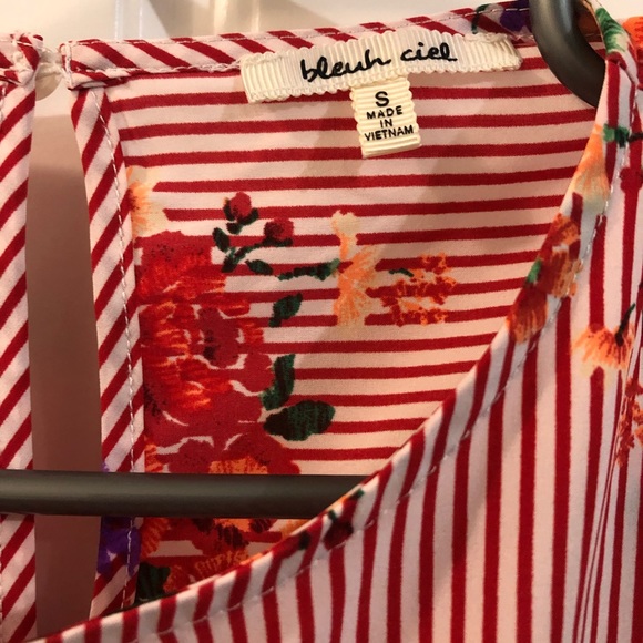 Floral Red Top - Picture 4 of 4